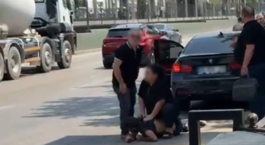 Görüntüler Bursa'dan... Öfkeli kadından eski eşine yol ortasında meydan dayağı