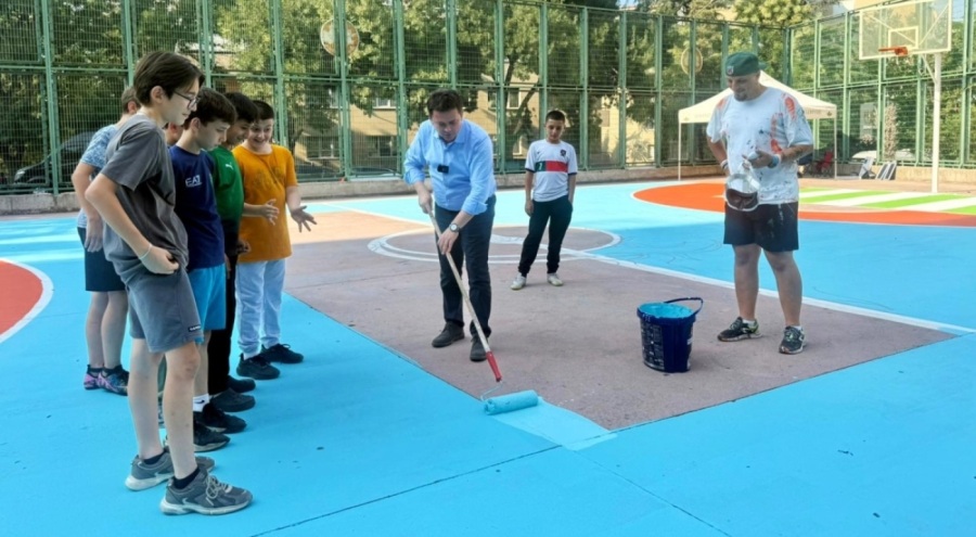 Bursa'da basketbol sahaları liselilerin tasarımlarıyla güzelleşiyor! Başkan Aydın gençlerle boya yaptı