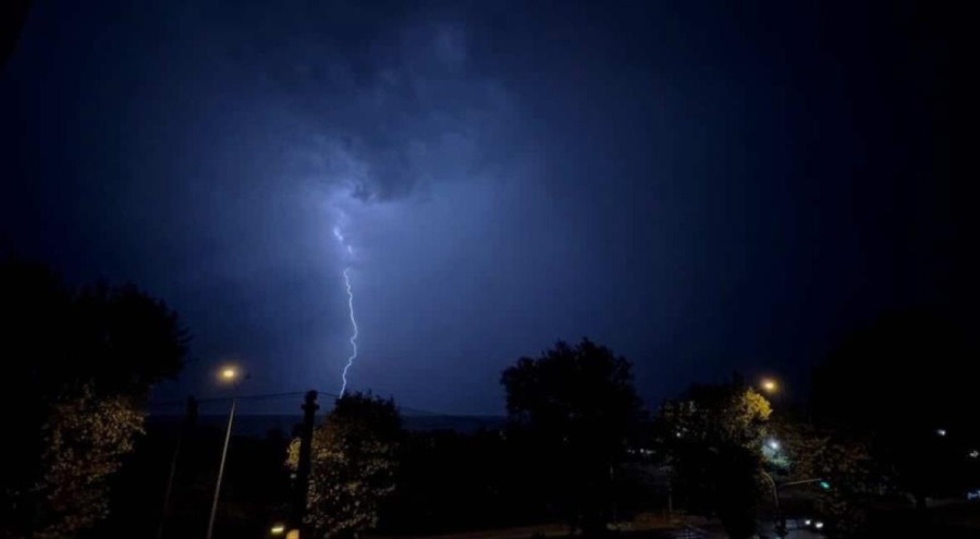 Bursa'da şimşekler geceyi aydınlattı