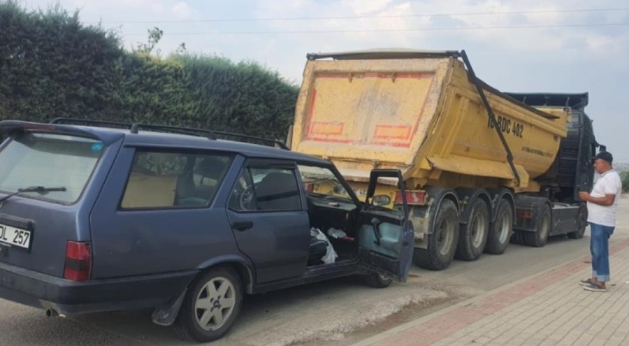 Bursa'da kamyona çarpan araçta ölümden döndüler!  4 yaralı