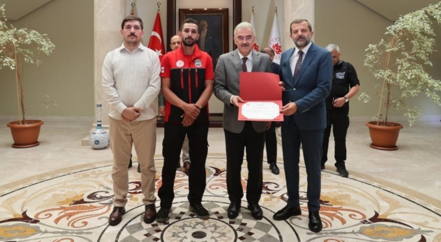 Bursa Valisi Ayyılddız'dan yangın kahramanlarına teşekkür