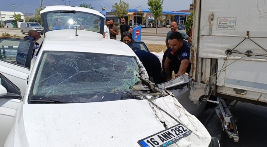 Bursa'da benzinlikteki tıra çarpan araçta can pazarı!