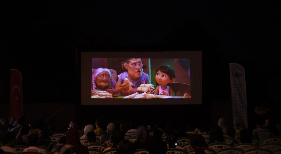 Osmangazi'de yaz akşamları sinema ile şenleniyor