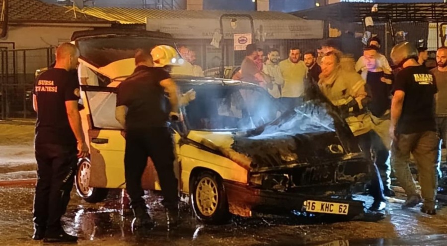 Bursa'da seyir halindeki otomobil alev alev yandı