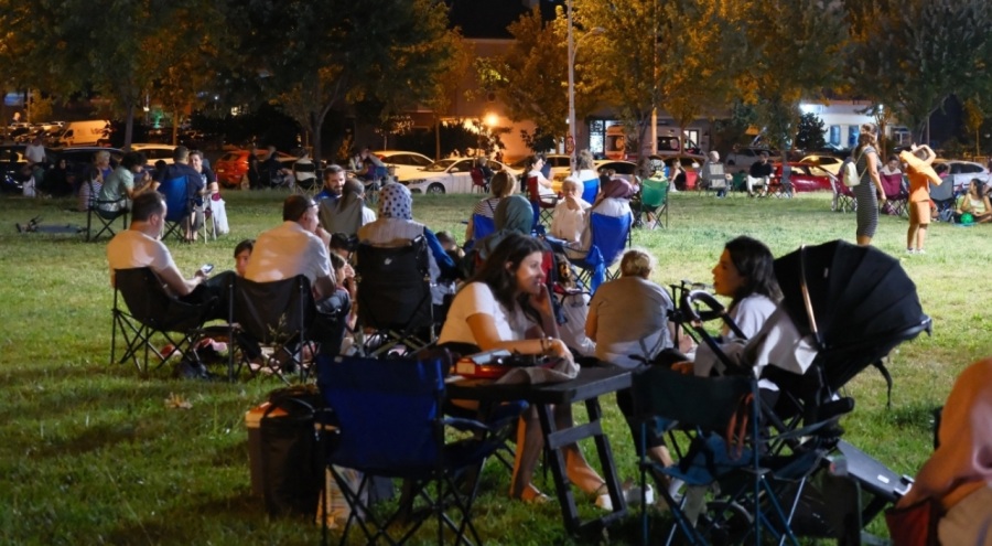 Bursa'da deprem paniği, sokaklara döküldüler