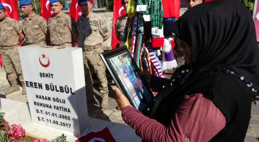 Şehit Eren Bülbül, şehadetinin 8. yılında mezarı başında anıldı