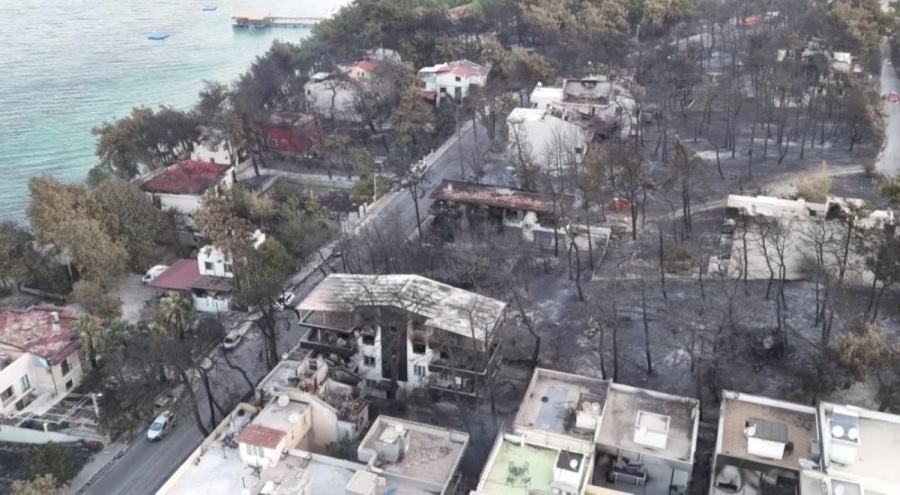 Çanakkale'de yanan villalar sabahın ilk ışıklarıyla görüntülendi