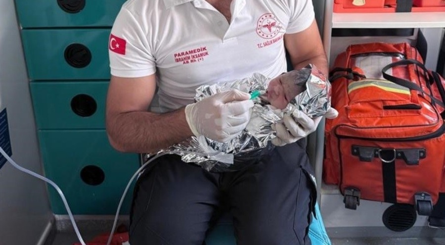 Hastaneye götürülürken ambulansta doğum yaptı