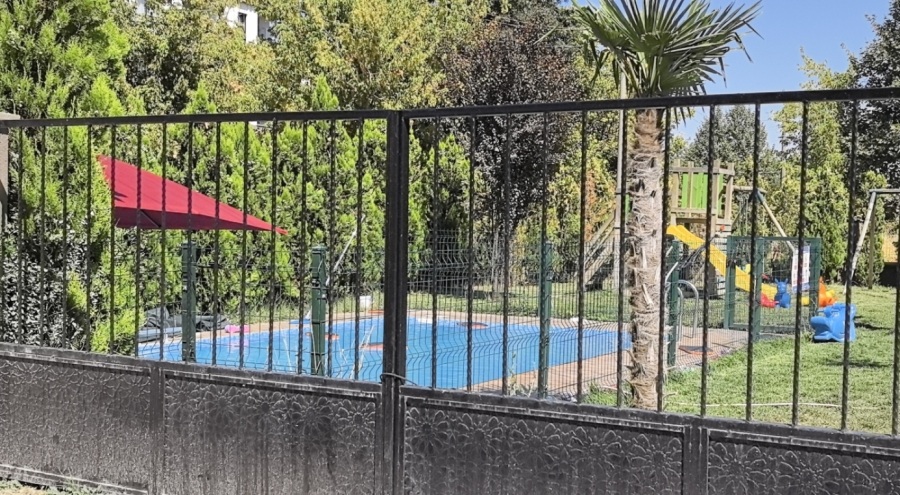 Sara nöbeti geçiren 4 yaşındaki çocuk havuza düştü