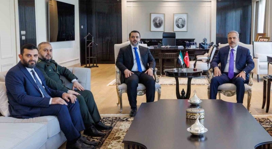 Bakan Fidan, Suriye Dışişleri Bakanı Şeybani ve Savunma Bakanı Kasra ile bir araya geldi