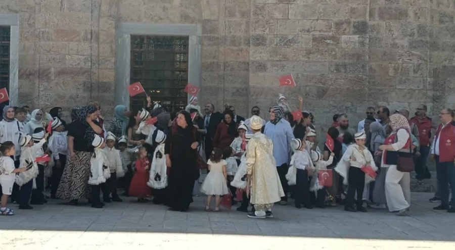 529 yıllık toplu sünnet şöleni Bursa'da da yaşatıldı!
