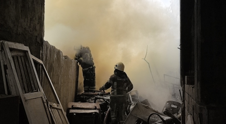 Bursa'da yıkımına başlanan apartmanda yangın çıktı