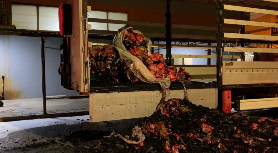 Bursa'da Mangal kömürü yüklü tır alev alev yandı