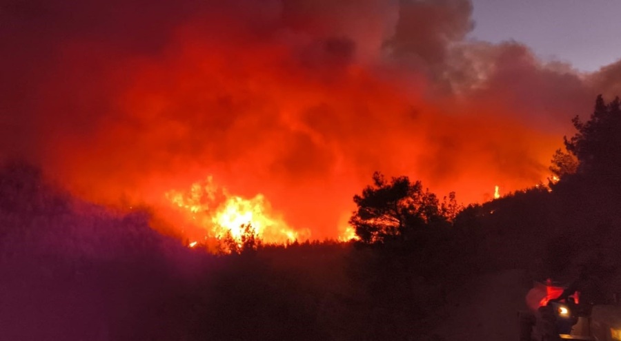 Hatay'da orman yangınının etkili olduğu bölgede evler tahliye ediliyor