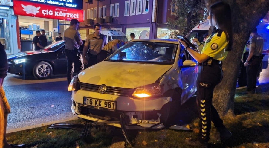 Bursa'da otomobil kamyonete çarptı, sürücüsü yaralandı