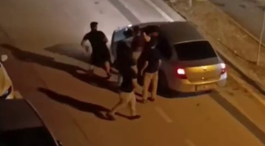 Bursa'da Yolunu kestikleri sürücüyü araçta darp ettiler