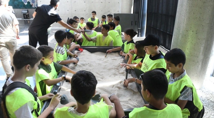 Minik arkeologlar, geçmişin izini sürüyor