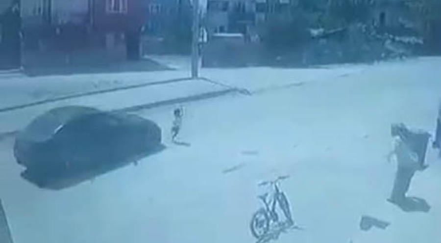 Bursa'da Koşarak caddeye çıkan  çocuğa otomobil çarptı