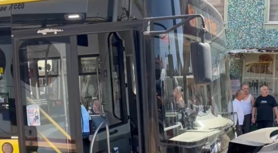 Otomobil, belediye otobüsüyle çarpıştı: 1'i çocuk 6 yaralı