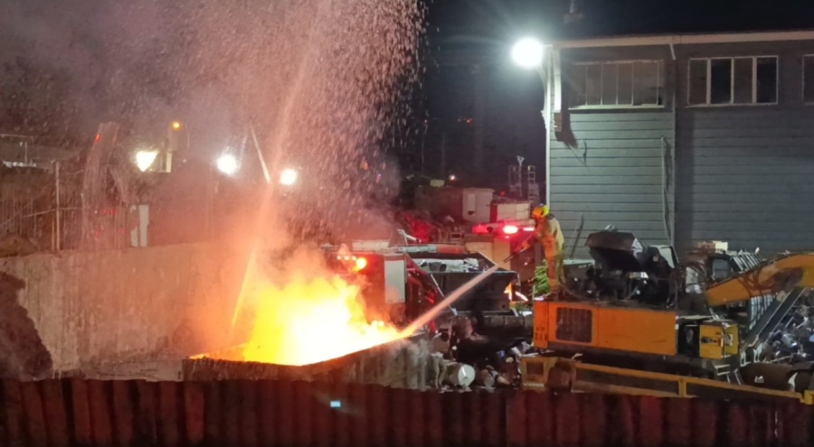 Bursa'da geri dönüşüm tesisinde yangın: 1 itfaiye eri ağır yaralandı