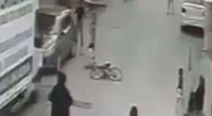 Bisikletiyle kontrolden çıkan çocuk otomobile çarptı, kaza anı kamerada