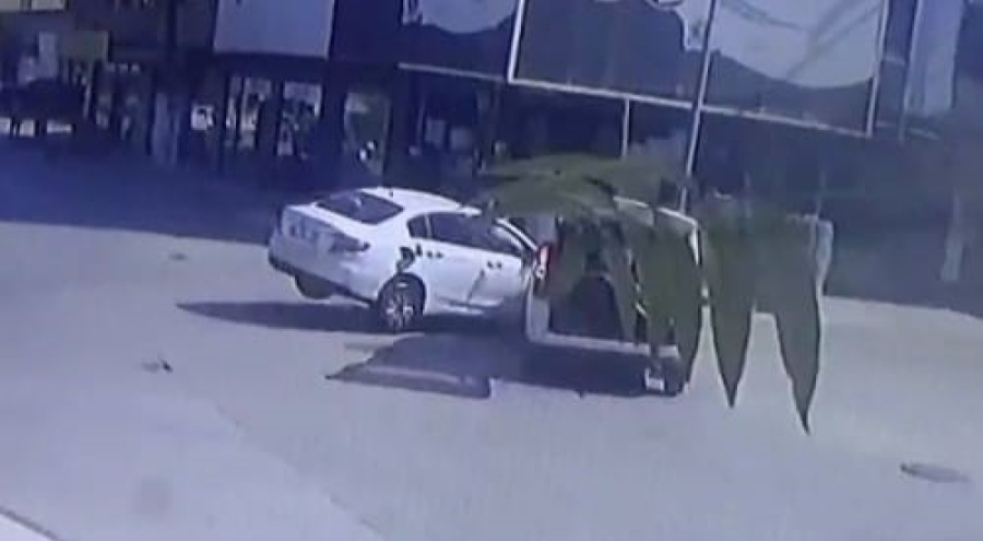 Bursa'da kaza anı kamerada: 1 yaralı