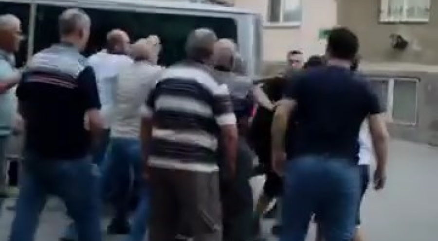 Kalabalığın ortasında tekme tokat dövdüler