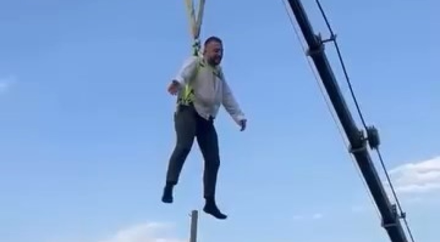 Bursa'da damadı vinçte sallandırdılar