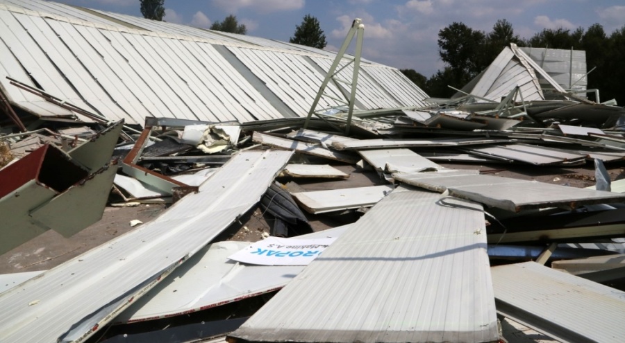 Nilüfer'de kaçak 2 iş yeri yıkıldı