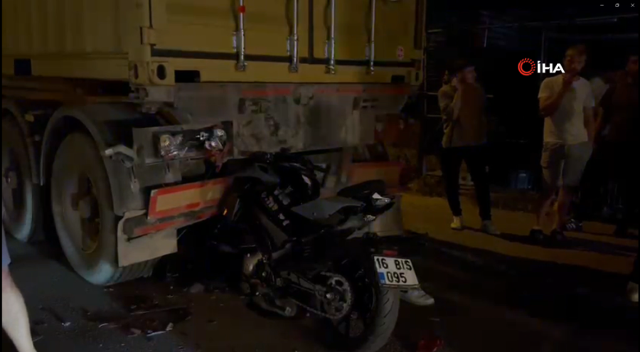 Bursa'da motosiklet tıra ok gibi saplandı: 1 ölü, 1 ağır yaralı