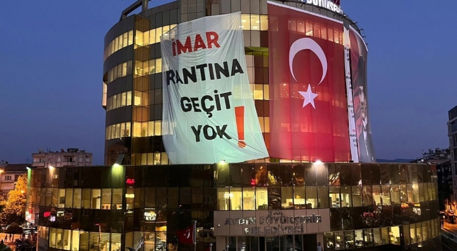 Aydın Büyükşehir Belediyesi binasına dev pankart: "İmar rantına geçit yok"