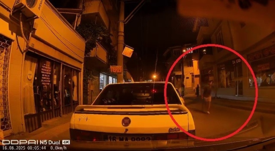 Bursa'da Ters yöne girdi, park halindeki araçlara çarptı