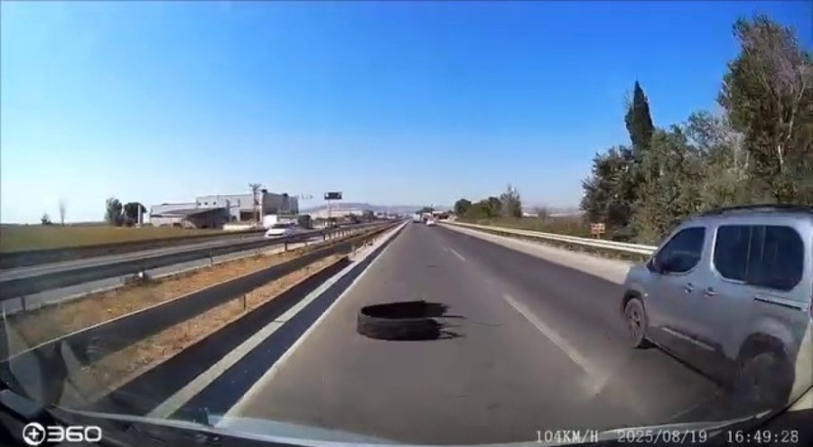 Bursa'da yola atılan kamyon lastiği kazaya sebep oldu!