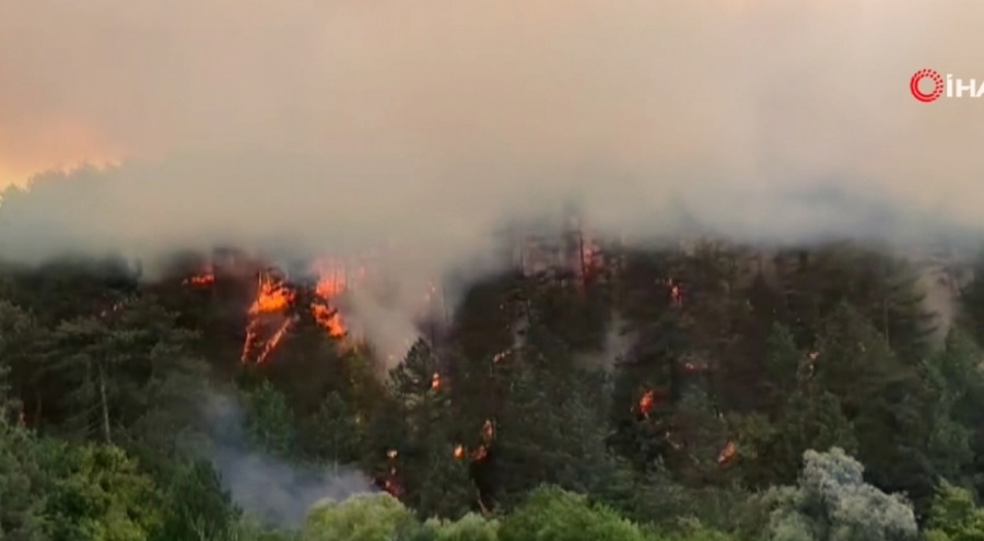 Bolu'daki orman yangını yayılıyor: 7 helikopterle havadan destek