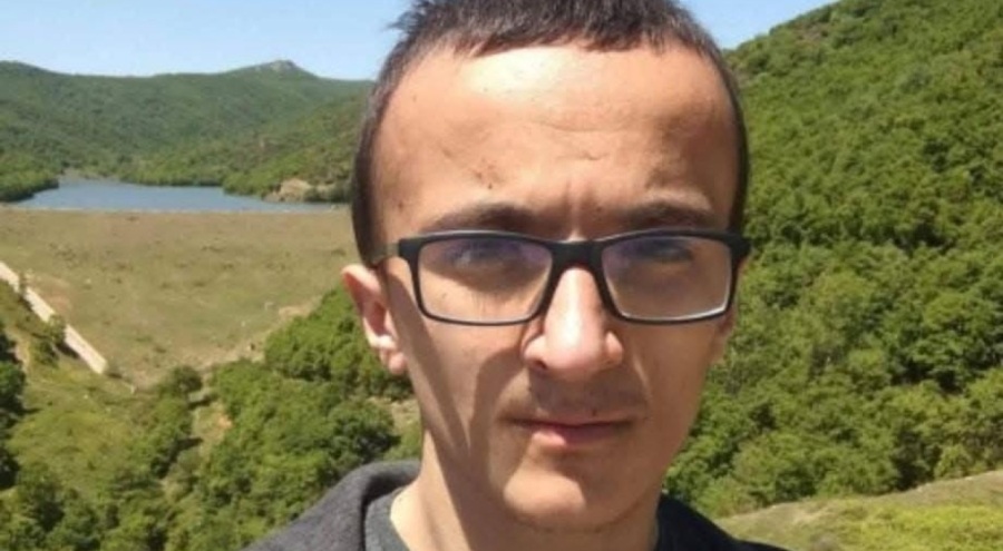 Başı çekyatın altına sıkışmış halde ölü bulundu