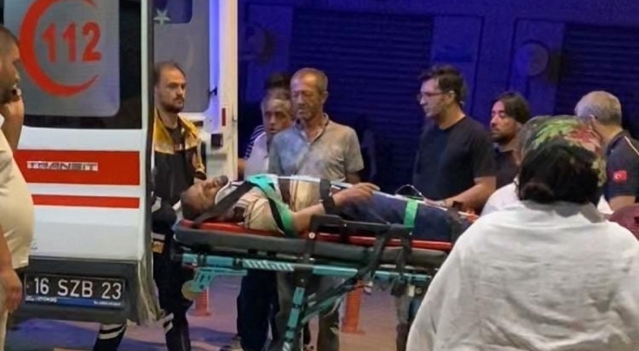 Devrilen traktörün sürücüsü ağır yaralandı