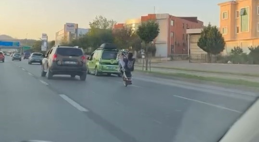 Trafikte motosikletiyle akrobasi yaptı