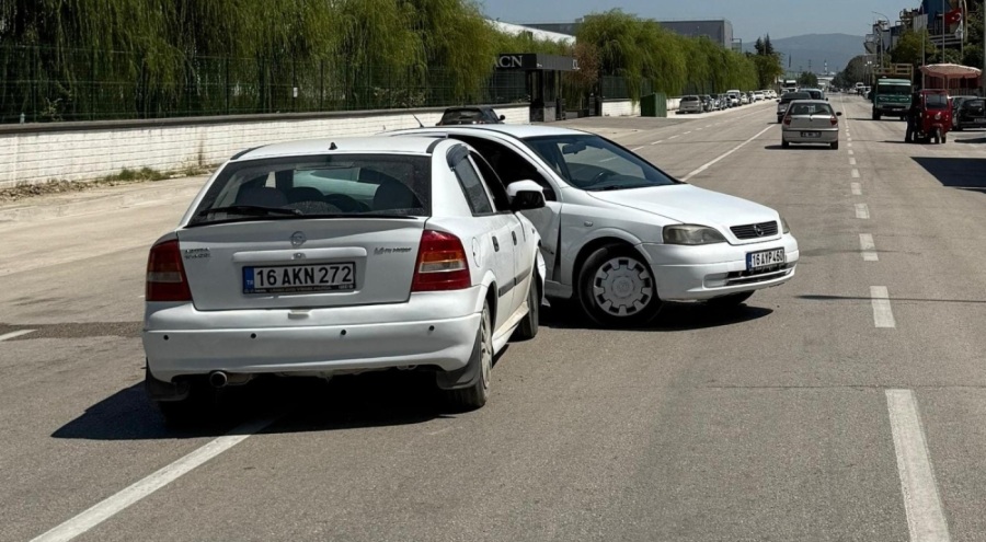 2 otomobil çarpıştı : 2 yaralı