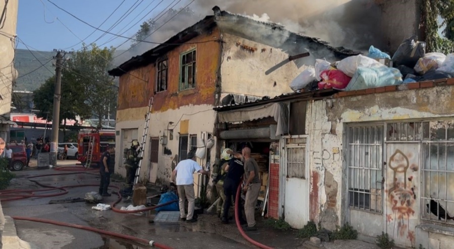Bursa'da müstakil ev küle döndü, dumanlar kentin birçok noktasından görüldüw