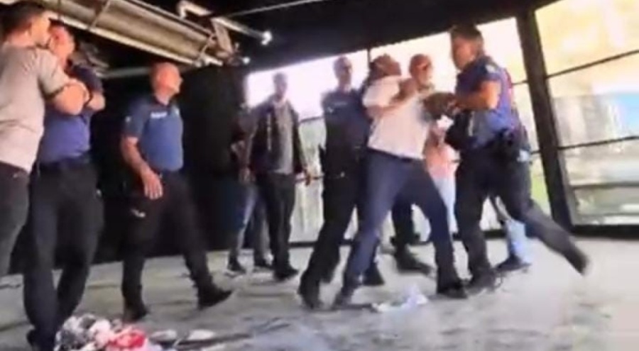 Bursa'da kafeterya yıkımında ortalık karıştı. Bir polis yaralı