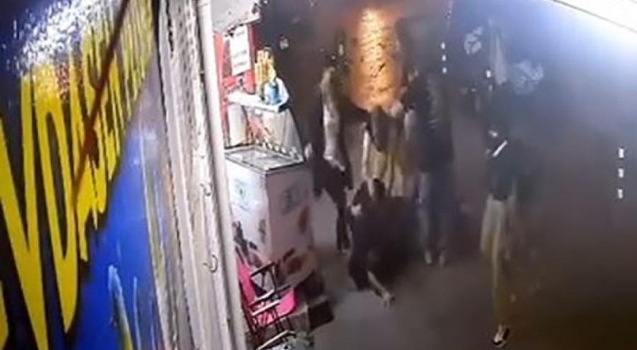 Adamların kavgasına kadın da tekme ile karıştı