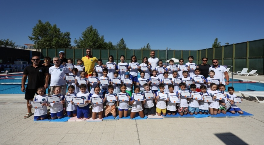 Minik yüzücülerin sertifika heyecanı