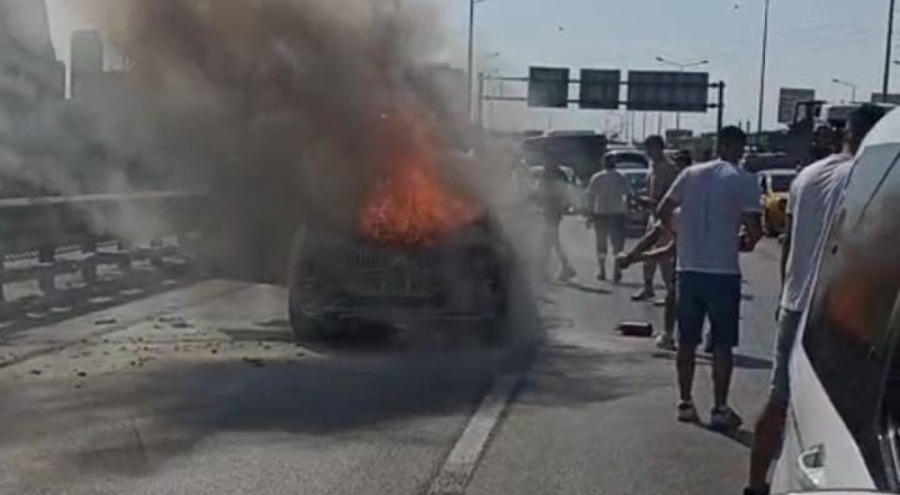 Seyir halindeki araç alev alev yandı