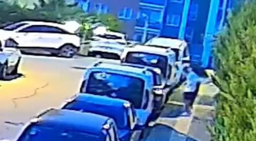 Bursa'da gençler araçların kaportasını çizip aynalarını kırdılar