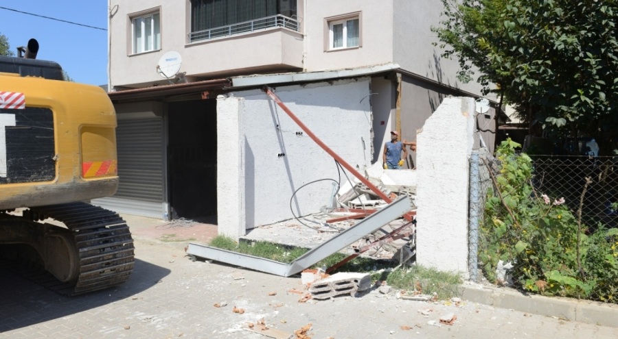 Akçalar'da 2 kaçak yapı yıkıldı