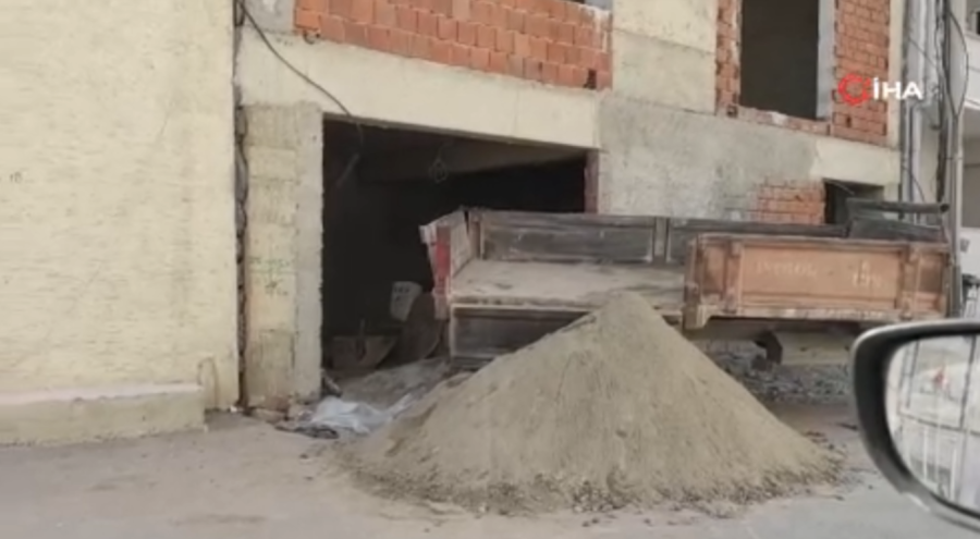 Üzerine kum dolu inşaat kovası düşen işçi ağır yaralandı