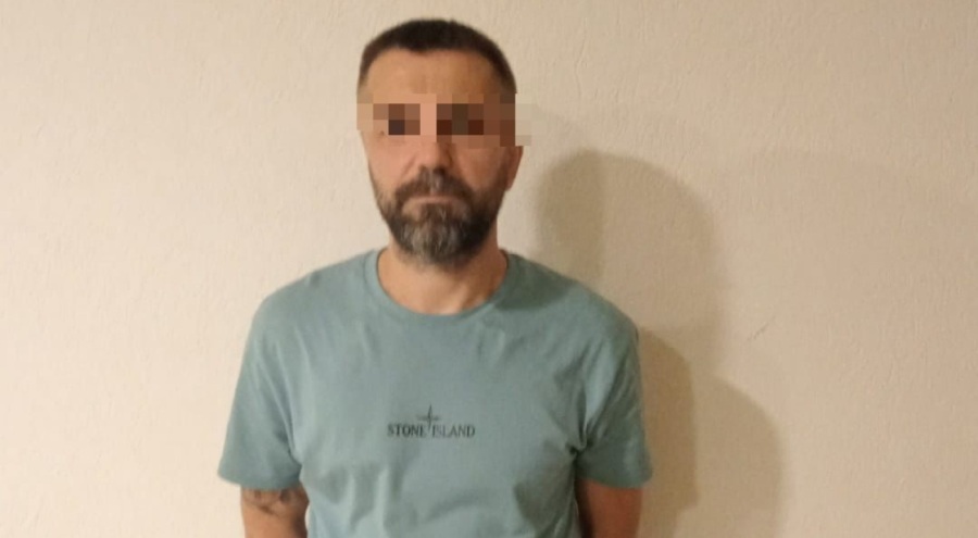 Polisler turist kılığına girdi, aranan şahsı yakaladı