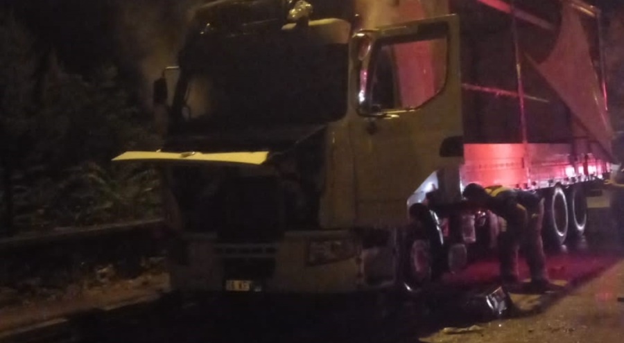 Bursa'da park halindeki tır alev alev yandı