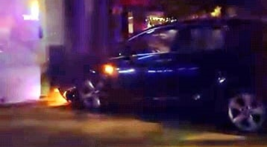 Bursa'da kontrolden çıkan otomobil önce elektrik panosuna ardından motosiklete çarptı