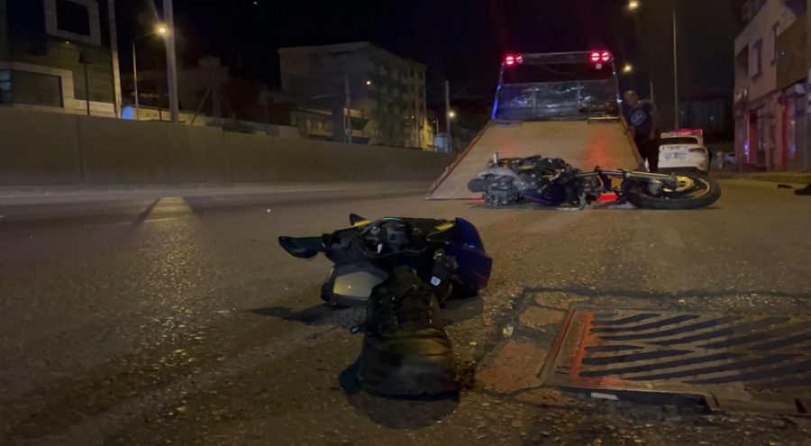 Bursa'da motosiklet işletme girişine çarptı: 2 ağır yaralı
